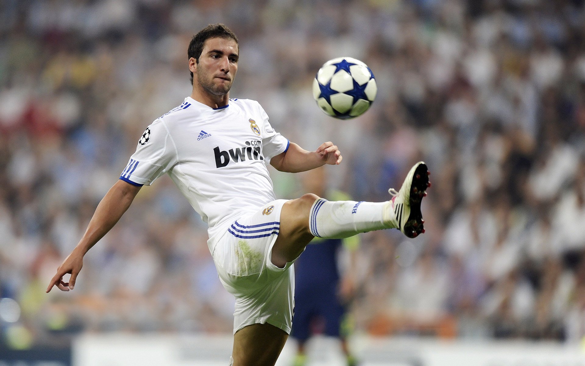 九游app下载中心-《电竞场景搭建：打造最炫比赛环境》，电竞场景图